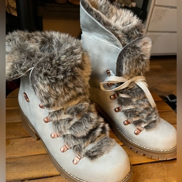 Lugz Women's Adore Fur Lace-Up Boot - Size 10 - EUC/NWOT - Faux Fur - Vegan - Picture 2 of 9